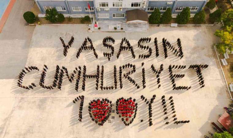 Öğrencilerden "Yaşasın Cumhuriyet" koreografisi