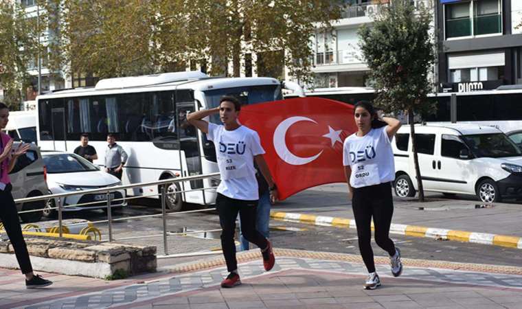 81 öğrenci, Cumhuriyet'in 100. yılı için koşup, taşıdıkları bayrağı müzeye teslim etti