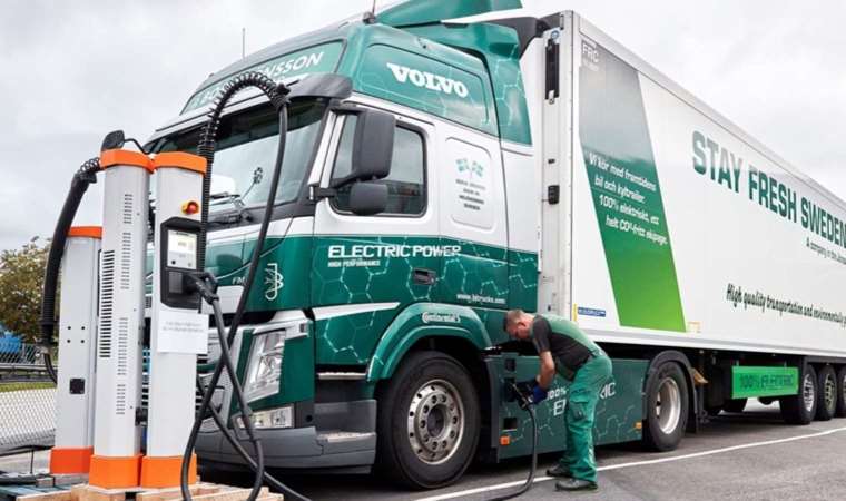 Volvo elektrikli test kamyonu ile sınırları zorluyor: 500 bin kilometre...
