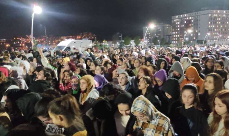 Binlerce öğrenci protesto etti...