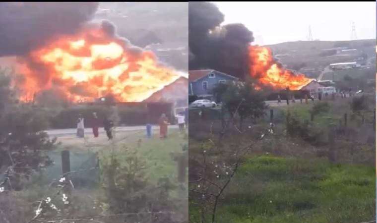İki gecekondu alev alev yandı... Yangın doğalgaz kutusuna da sıçradı!