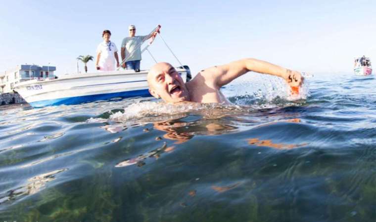 Tunç Soyer sözünü tuttu ve İzmir Körfezi’nde yüzdü