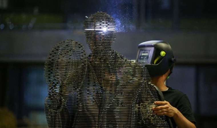 Atatürk'ün TBMM'nin açılışındaki selamlama fotoğrafı çelik heykelle ölümsüzleştirildi