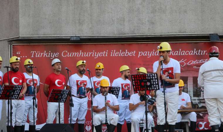 Zonguldak'ta madenciler Cumhuriyet'in 100. yılına özel konser verdi