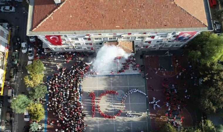 Öğrencilerden 100. yıl koreografisi