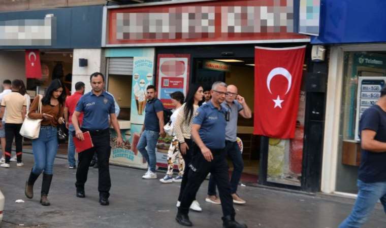 Zincir restoranda ‘Yemeğinizde bebek kanı var’ diyerek girip, çalışanı bıçakladı