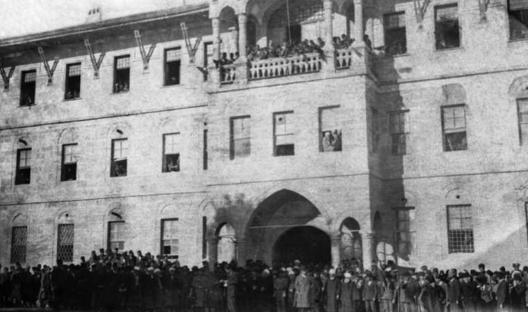 100 yıl önce çekilen fotoğraf aynı yerde canlandırıldı