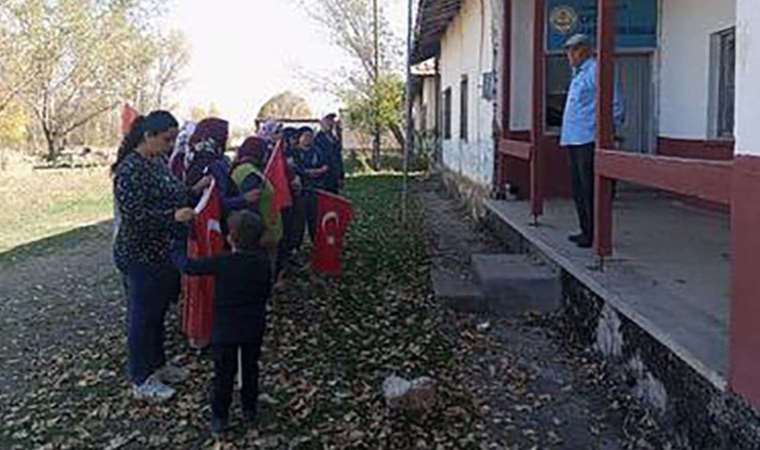 Köyde çocuk bulamayan yaşlılar, 100. yıl şiirlerini kendileri okudu