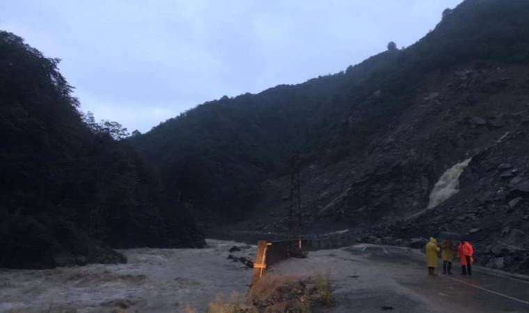 Artvin'i sağanak vurdu... Dereler taştı, yollar ulaşıma kapandı!