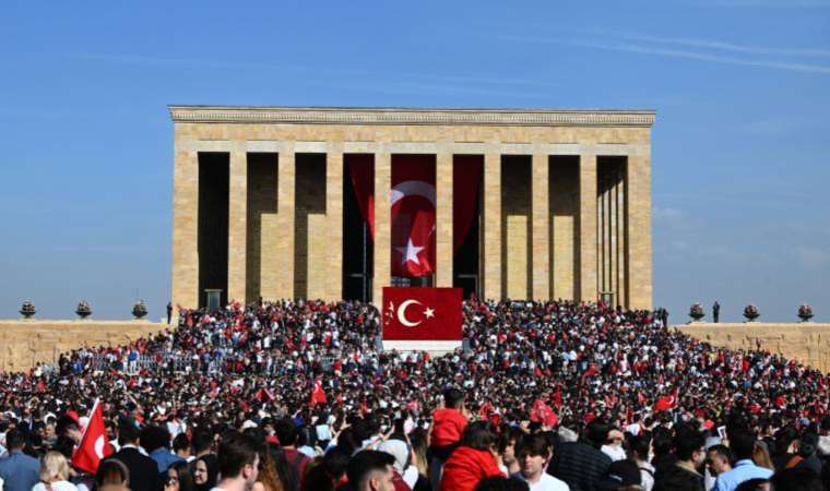 Atatürk'e sevgi seli: Cumhuriyetimizin 100. yılı, Ankara'da törenlerle kutlandı, coşku sokaklara sığmadı