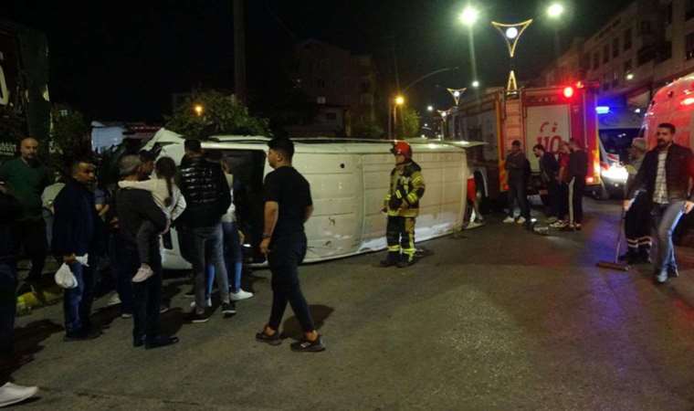 Ağaca çarpan minibüs devrildi: 1’i ağır 3 yaralı