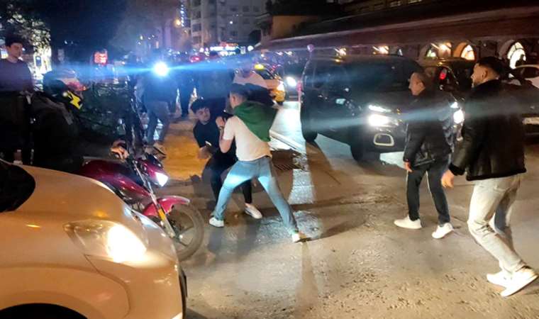 100. yıl kutlamaları sırasında dehşet anları: 'Yol verme' tartışması tekmeli yumruklu kavgaya dönüştü