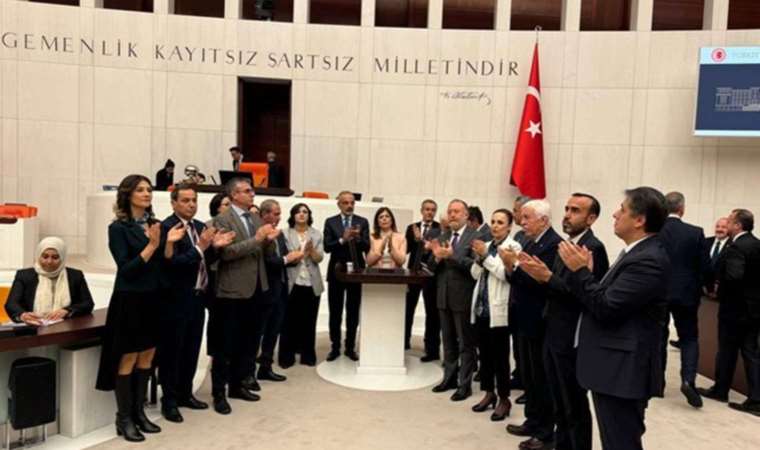 TBMM Genel Kurulu'nda HEDEP’ten kürsü işgali