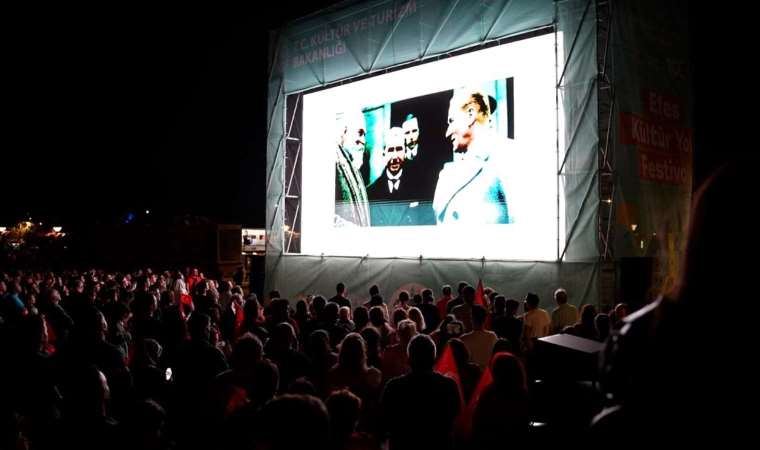 İzmir Saat Kulesi'ne ‘Yüz Akıyla 100 Yıl’ dijital sergisi yansıtıldı