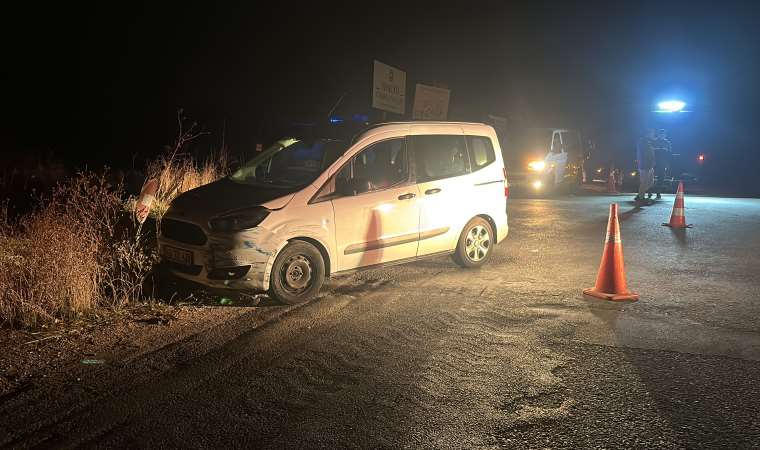 Takipteki minibüs polis araçlarına çarpıp takla attı: 6'sı polis 9 yaralı
