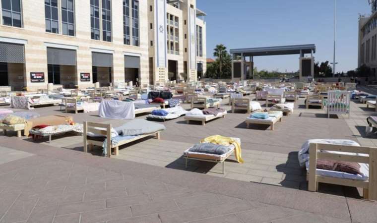 İsrail'de 'yataklı' rehine protestosu