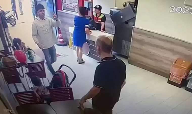 'Yemeğinizde bebek kanı var' deyip çalışanı bıçaklamıştı: Adana'da Burger King şubesine saldırının görüntüleri ortaya çıktı