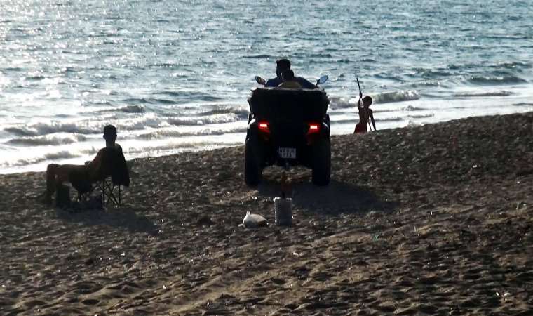 Yasağa rağmen ATV aracıyla SİT alanı sahile girdiler, 'safari' yaptılar