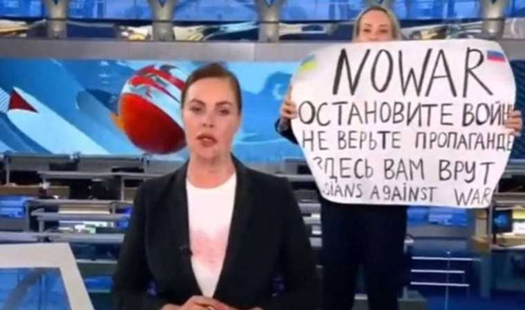 Canlı yayında pankart açan Rus gazeteciye hapis cezası