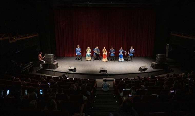 İstanbul'dan Rus Lubo-Milo halk dansları topluluğu geçti