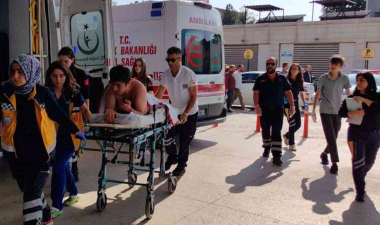 İki kardeşin tartışması kanlı bitti... 17 yaşındaki çocuk ağabeyini kalçasından bıçakladı!