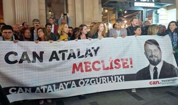 Can Atalay'ın arkadaşları ve meslektaşları İstanbul Barosu önünde: Genel Kurul ivedi şekilde karar vermeli