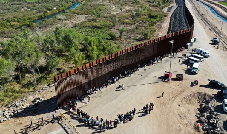 Biden'dan geri adım: Sınır duvarı inşasına onay