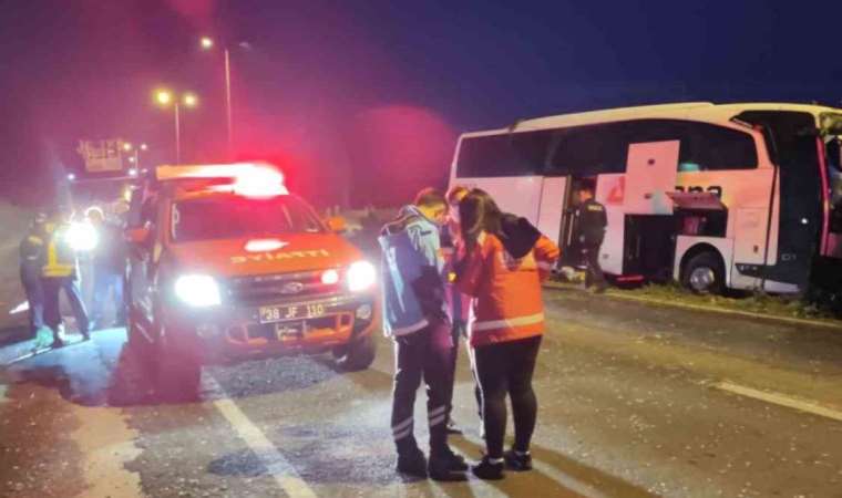 Kayseri’de kontrolden çıkan yolcu otobüsü aydınlatma direğine çarptı: 16 yaralı