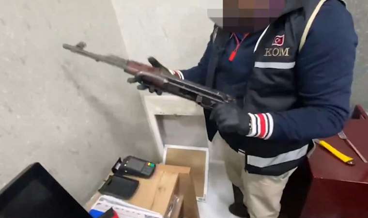 Gece kulübünde duvardaki gizli bölmeden 'uzun namlulu silah' çıktı