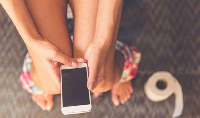 Telefonla tuvalette vakit geçirenler dikkat! Bu hastalığa yakalanmış olabilirsiniz...
