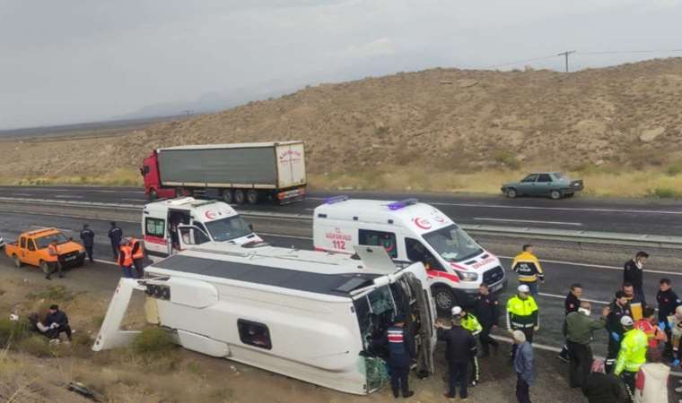 Yolcu midibüsü devrildi...