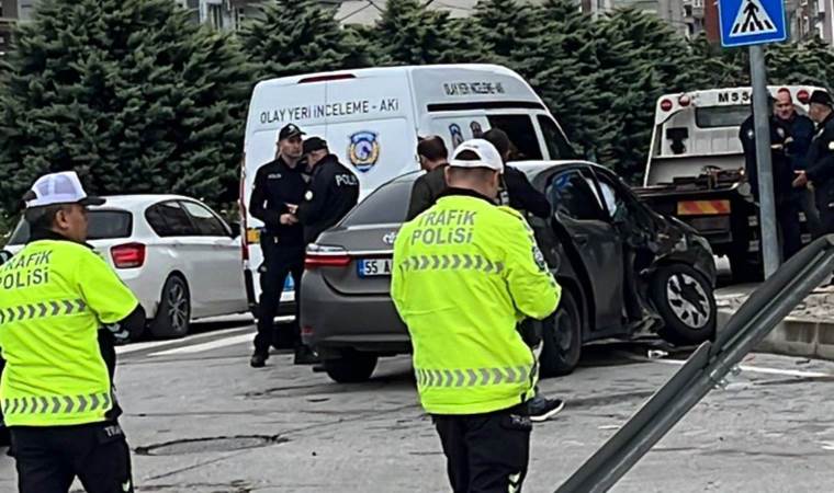 Sivil polis aracıyla hafif ticari araç çarpıştı: 2'si ağır, 4 yaralı