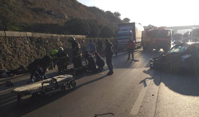 Otomobil, TIR’a çarptı: 1'i ağır 3 yaralı