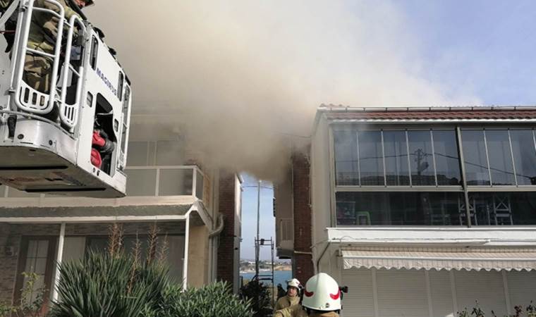 Silivri'de yangın paniği: Villanın çatısı alev alev yandı