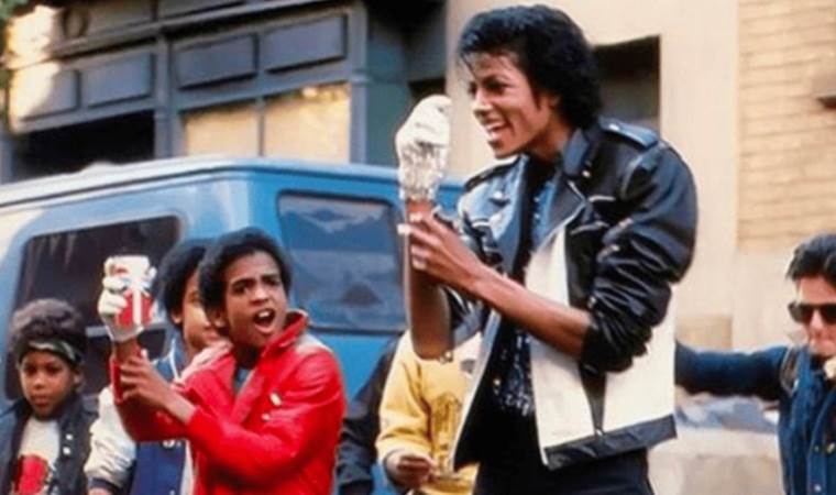 Michael Jackson'un ikonik deri ceketi rekor fiyata satıldı