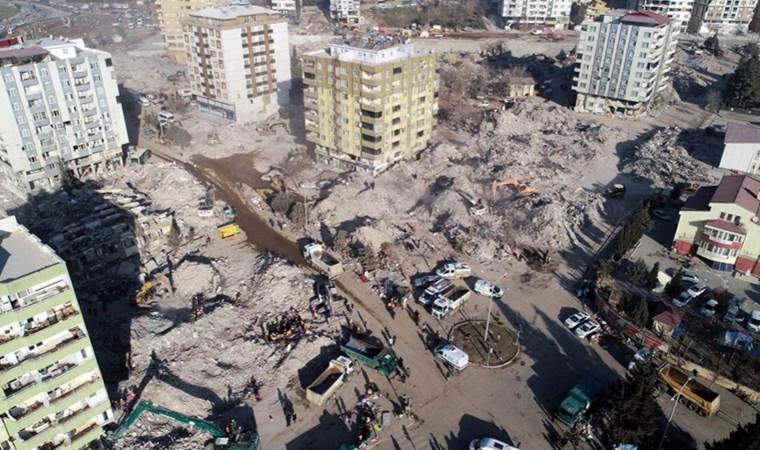 Depremde yıkılan İsias Otel ve Ebrar Sitesi'nin bilirkişi raporu tamamlandı: 'Kum dolu kova gibi...'