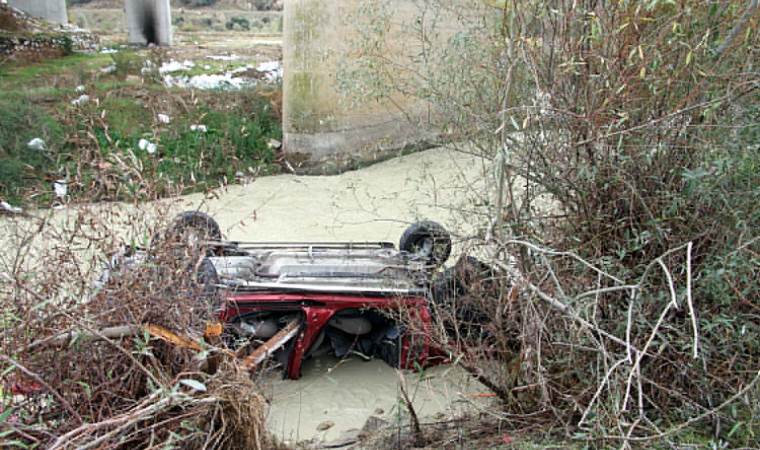 Manisa'da hafif ticari araç Gediz Nehri'ne uçtu: 3 ölü