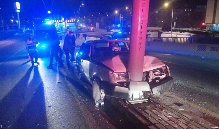 Niğde'de feci kaza... Otomobil, aydınlatma direğine çarptı: 3 yaralı