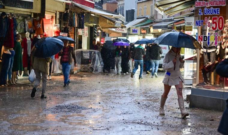 İzmir'de sağanak hayatı olumsuz etkiledi
