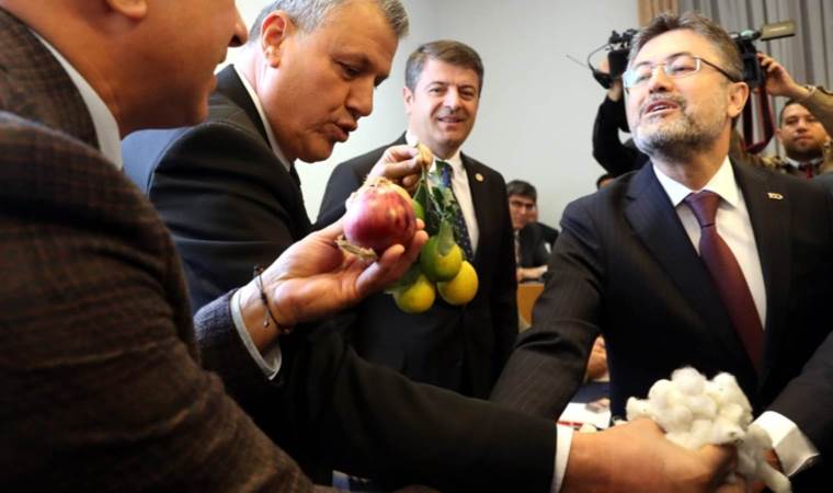 Bakan Yumaklı'ya pamuk ve limon şoku: ‘Çiftçinin ümüğünü sıktınız’