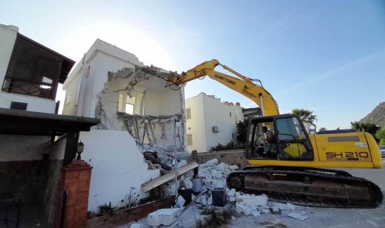 Bodrum'da kaçak yapılar bir bir yıkılıyor