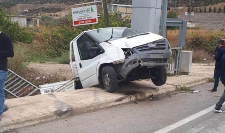 Kamyonet köprüde askıda kaldı