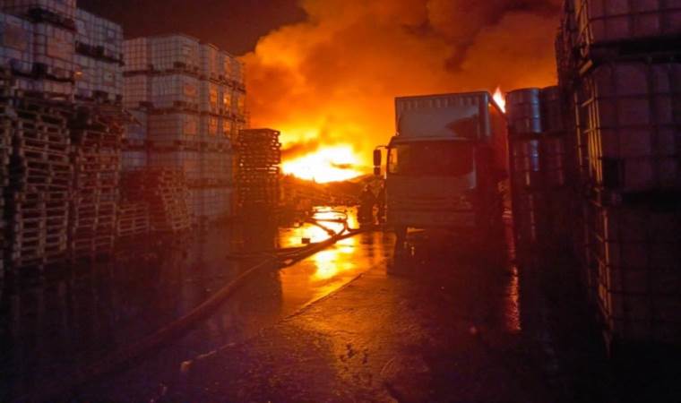 Son Dakika: Esenyurt’ta kimyasal madde deposunda yangın!