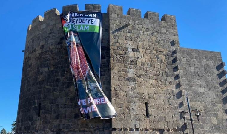 Tarihi Diyarbakır surlarına Ebu Ubeyde’nin dev posterini astılar