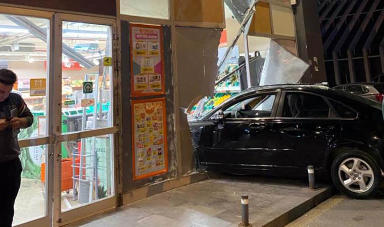 Faciadan dönüldü: Avcılar'da otomobil markete daldı!