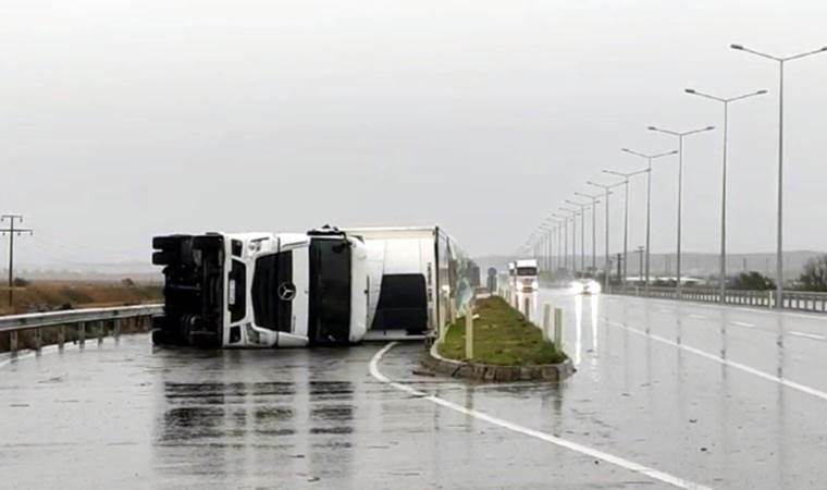 Edirne'de kuvvetli rüzgar TIR'ı devirdi!
