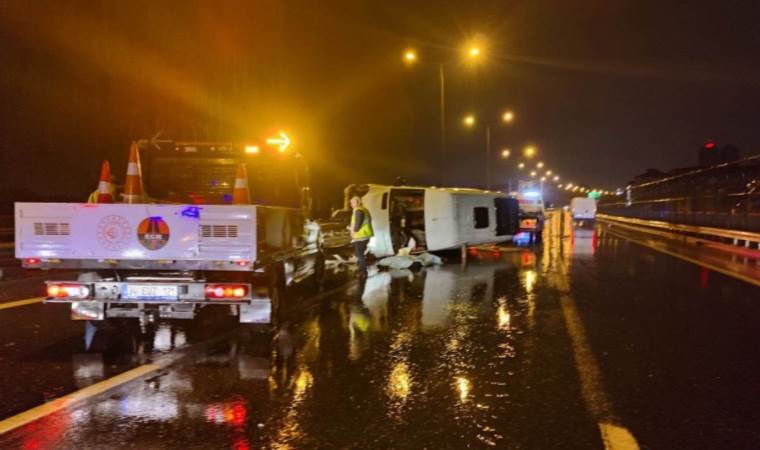 Bağcılar TEM Otoyolu'nda servis minibüsü devrildi:1 ölü 1 yaralı