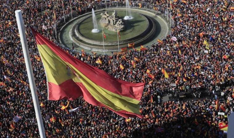 İspanya'da Katalan protestosu: Halk tasarı için sokakta