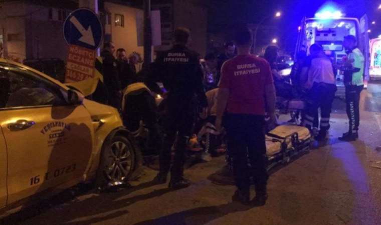 Bursa'da hamile kadını hastaneye yetiştirmeye çalışan taksi kaza yaptı: 6 yaralı!