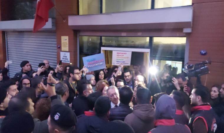 İzmir'de LGBT bayrağı gerginliği...